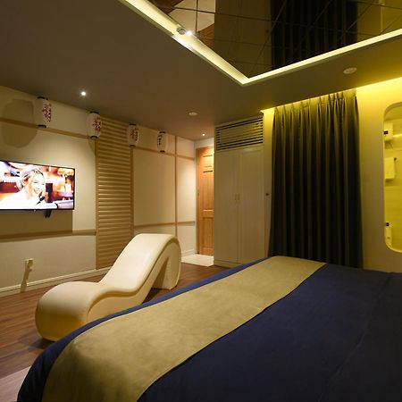 Hotel Chiic House 1 - Khach San Tinh Yeu Da Nang Esterno foto